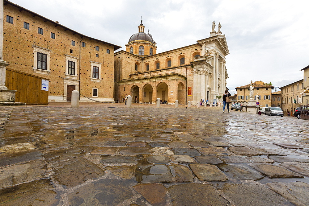 View of the arcades beside the ancient Duomo and Palazzo Ducale, Urbino, Province of Pesaro, Marche, Italy, Europe