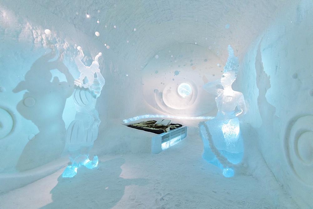 Double bed and sculptures, Ice Hotel, Jukkasjarvi, Kiruna, Norrbotten County, Lapland, Sweden, Scandinavia, Europe