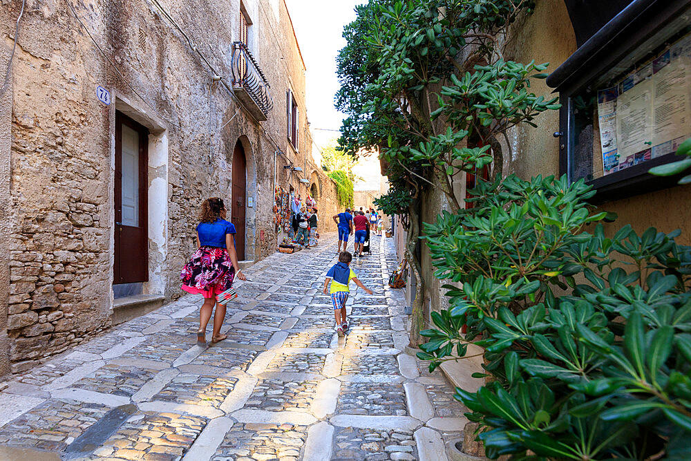 Alley in the old town, Erice, province of Trapani, Sicily, Italy, Europe