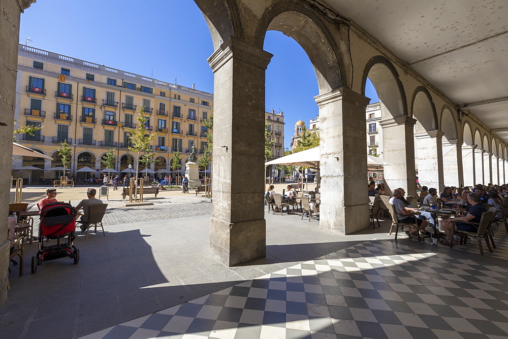 Arcades of the old town, Girona, Catalonia, Spain, Europe