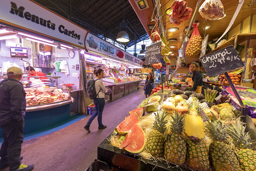 Stalls of food in the indoor La Boqueria Market, Ciudad Vieja, Barcelona, Catalonia, Spain, Europe