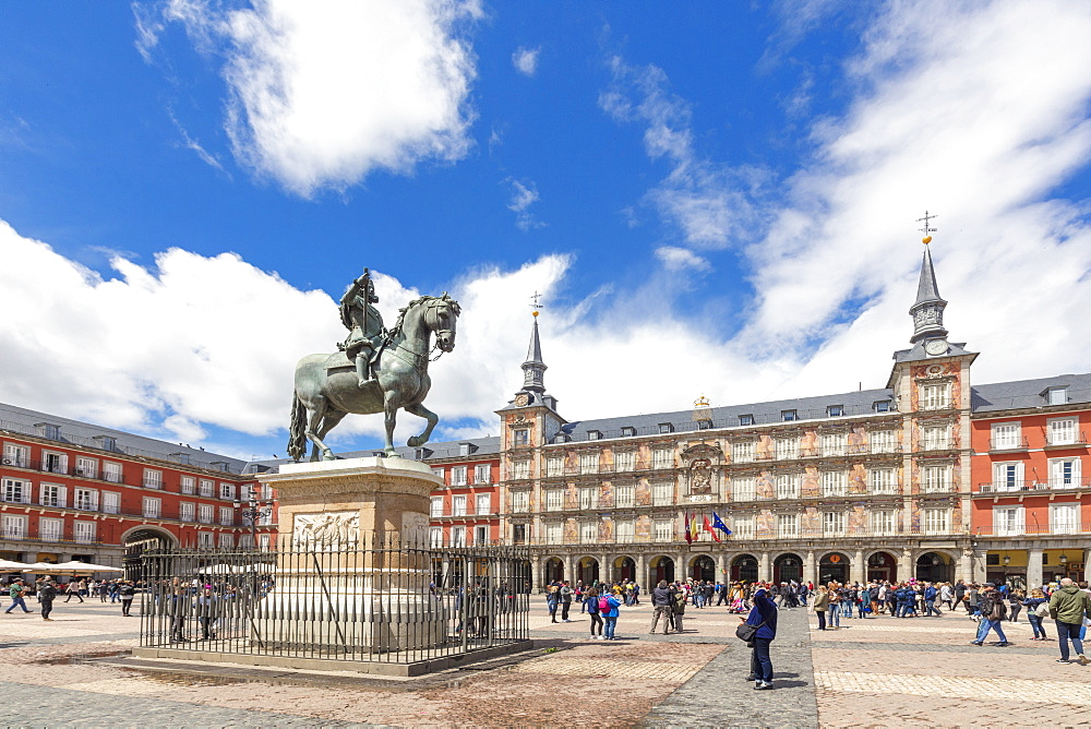 King Philip III statue and Casa de la Panaderia (Bakery House), Plaza Mayor, Madrid, Spain, Europe