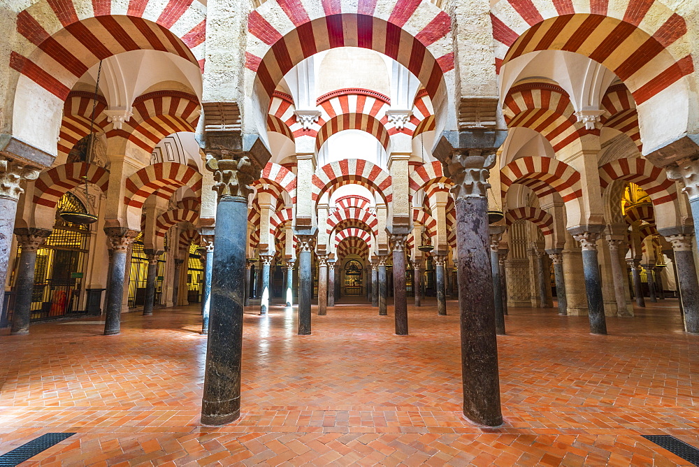 Decorated archways and columns in Moorish style, Mezquita-Catedral (Great Mosque of Cordoba), Cordoba, UNESCO World Heritage Site, Andalusia, Spain, Europe