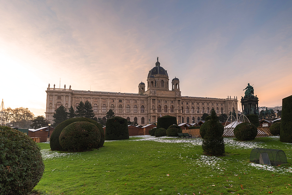 Garden and Christmas markets at the Art History Museum (Kunsthistorisches Museum), Maria-Theresien-Platz, Vienna, Austria, Europe