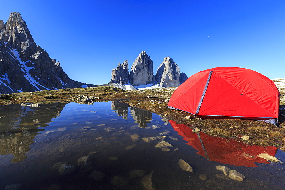 Hikers tent in front of the Three Peaks of Lavaredo, Sesto, Dolomites, Trentino-Alto Adige, Italy, Europe