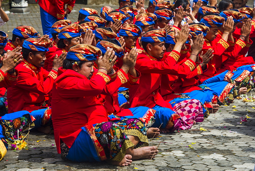 Pilgrims praying in the Pura Ulun Danu Bratan temple, Bali, Indonesia, Southeast Asia, Asia