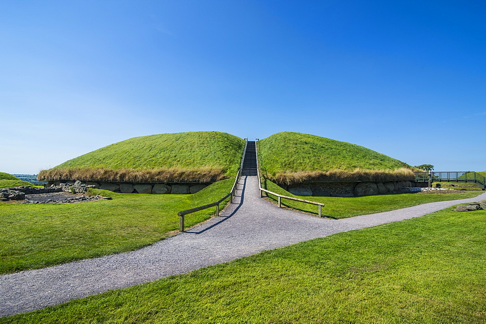 Knowth, Neolithic passage grave, UNESCO World Heritage Site, prehistoric Bru na Boinne, Valley of the River Boyne, County Meath, Leinster, Republic of Ireland, Europe