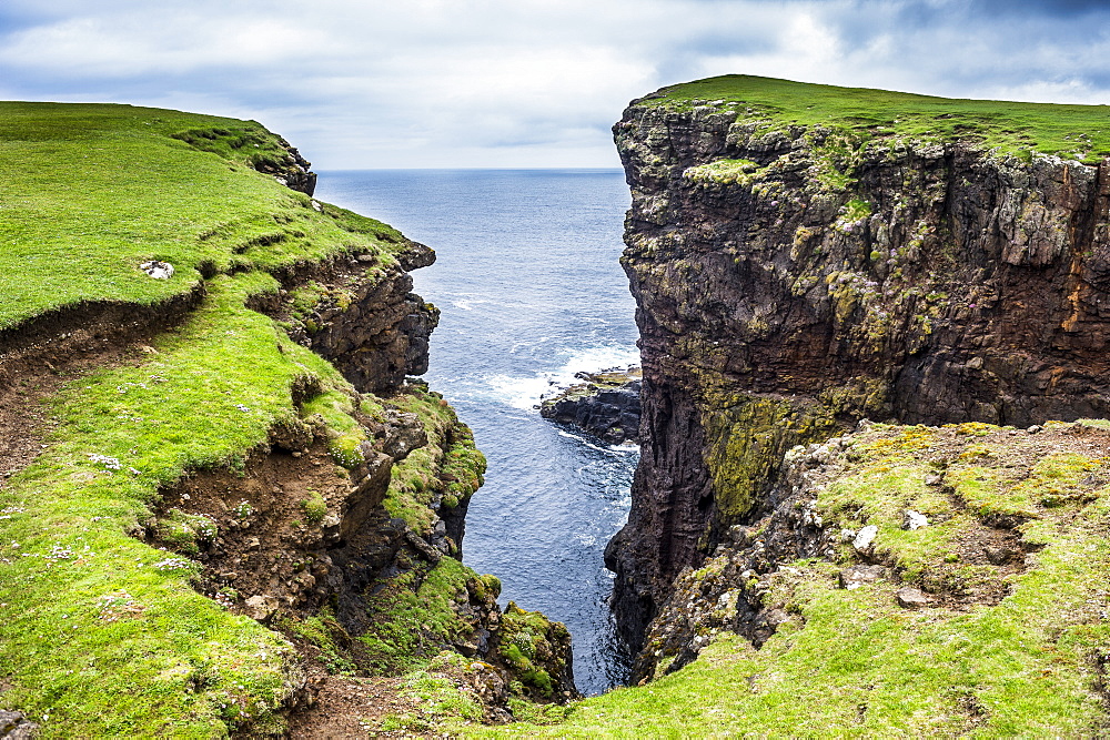 The dramatic cliffs under the Eshaness Lighthouse, Shetland Islands, Scotland, United Kingdom, Europe