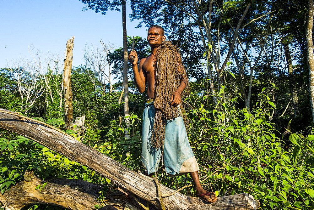 Baka pygmy man hunting in the jungle in the Dzanga-Sangha Special Reserve, UNESCO World Heritage Site, Central African Republic, Africa