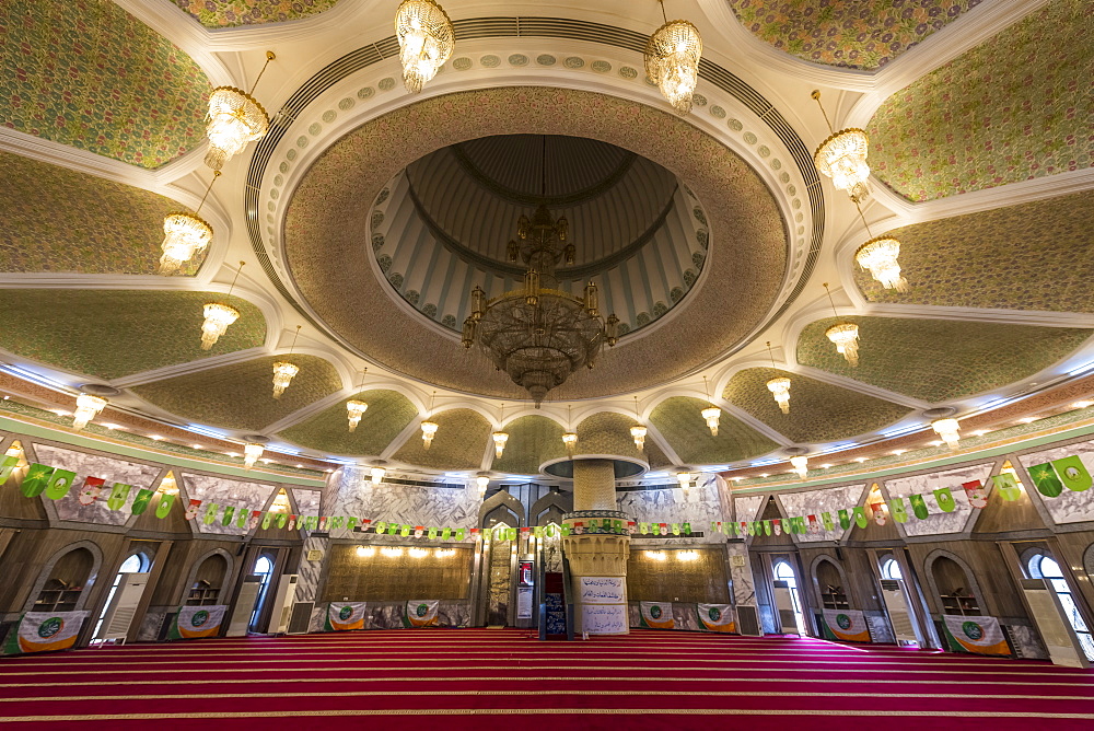 Main hall of the Maruf al-Karkhi Sufi Mosque, Baghdad, Iraq, Middle East