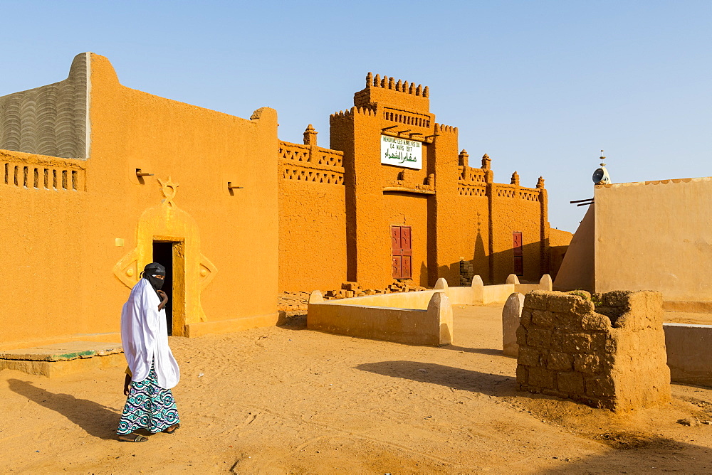 Woman on her way home, UNESCO World Heritage Site, Agadez, Niger, West Africa, Africa