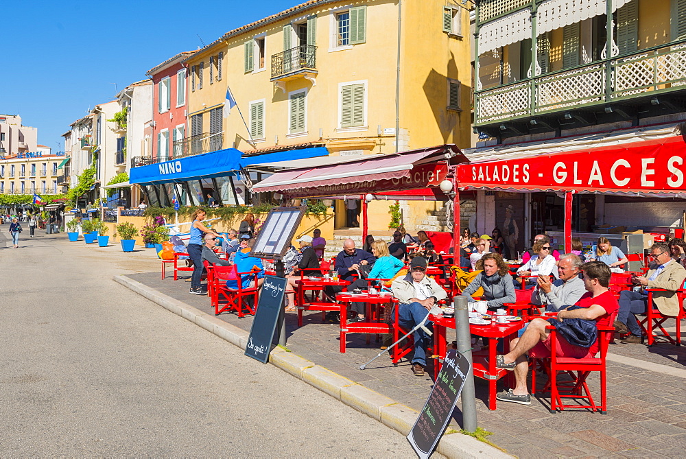 Cafe in Cassis harbour, Cassis, Bouches du Rhone, Provence, Provence-Alpes-Cote d'Azur, French Riviera, France, Europe