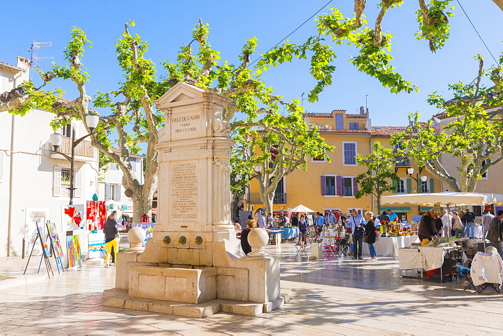 Morning market in Cassis harbour, Cassis, Bouches du Rhone, Provence, Provence-Alpes-Cote d'Azur, France, Europe