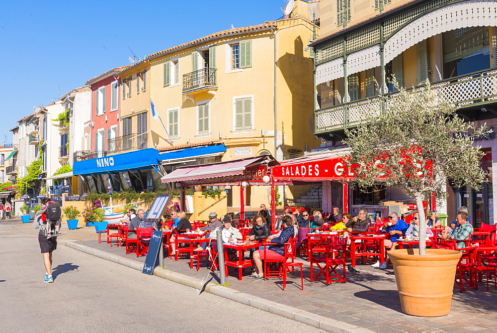 Cafe in Cassis harbour, Cassis, Bouches du Rhone, Provence, Provence-Alpes-Cote d'Azur, French Riviera, France, Europe