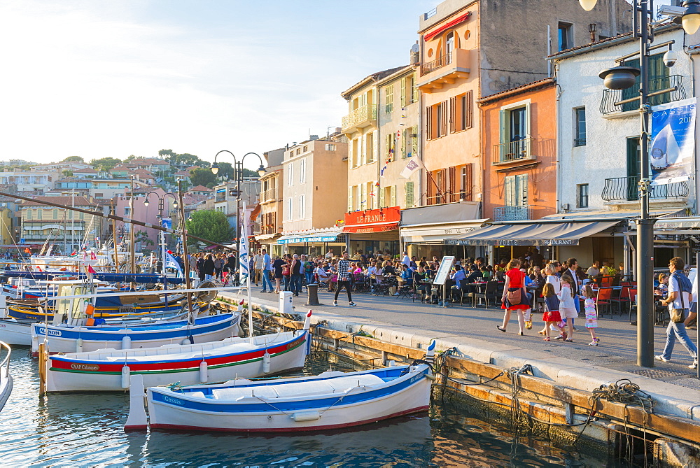 Boats in Cassis harbour, Cassis, Bouches du Rhone, Provence, Provence-Alpes-Cote d'Azur, French Riviera, France, Europe