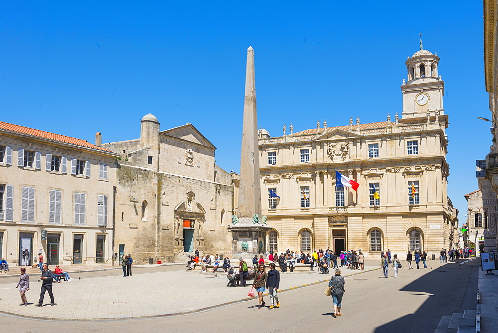 Place de la Republique, Arles, Bouches du Rhone, Provence, Provence-Alpes-Cote d'Azur, France, Europe