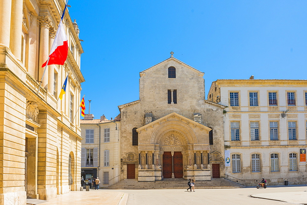 Arles main plaza and Church of St. Trophime, Arles, Bouches du Rhone, Provence, Provence-Alpes-Cote d'Azur, France, Europe