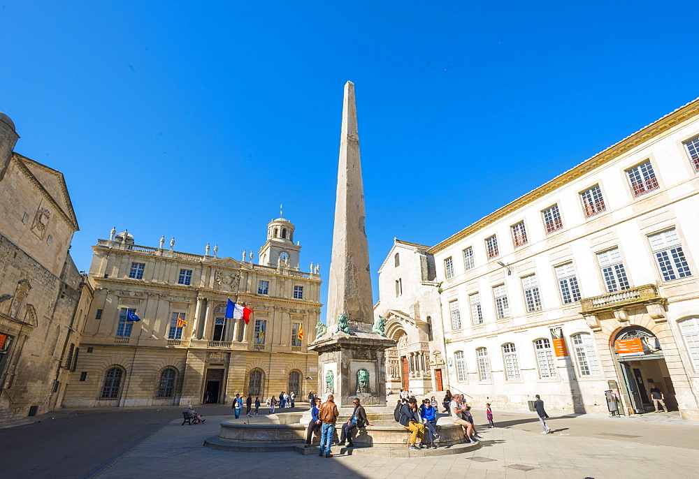 Place de la Republique, Arles, Bouches du Rhone, Provence, Provence-Alpes-Cote d'Azur, France, Europe