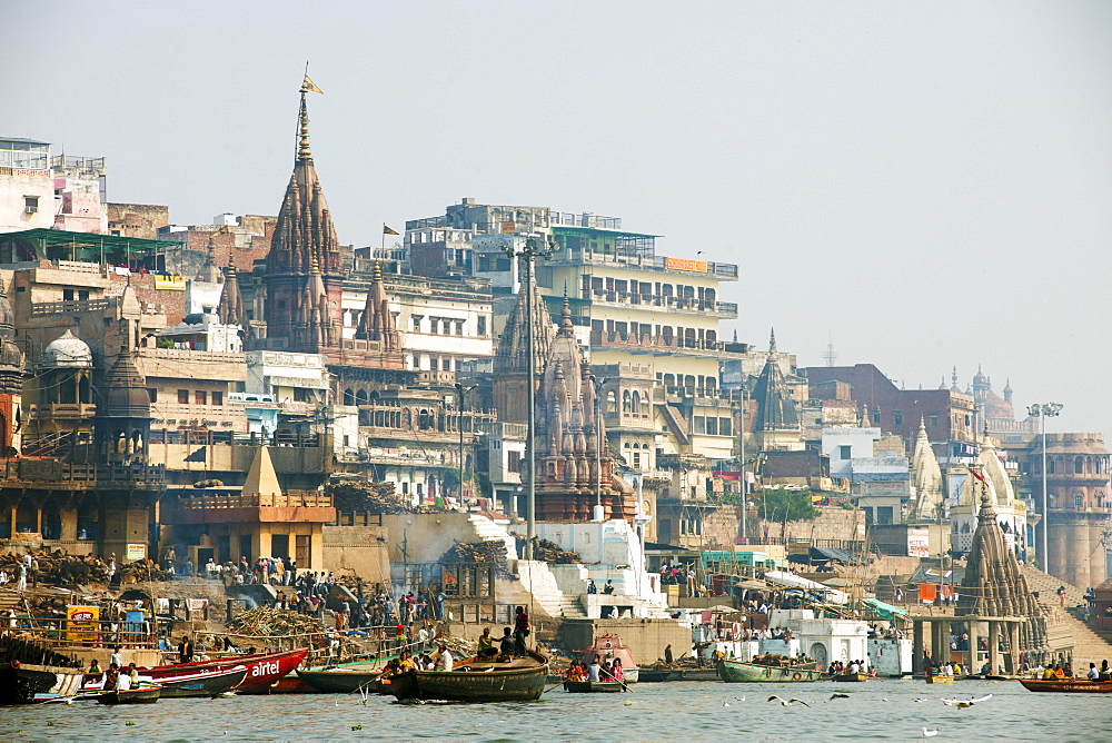 Burning Ghat on the banks of the River Ganges, Varanasi (Benares), Uttar Pradesh, India, Asia