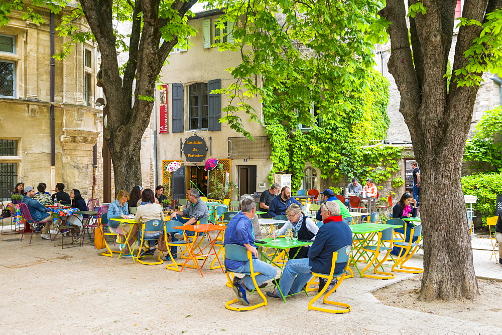 Town square, St. Remy de Provence, Provence, France, Europe