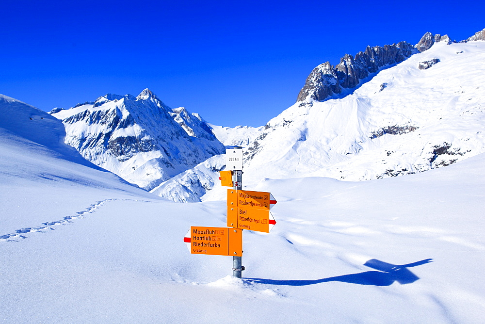 Wegweiser in den Schweizer Alpen, Nesthorn, Fusshoerner, Grosses Fusshorn, Aletschgebiet, Schweiz