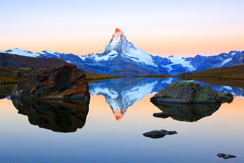 Matterhorn reflecting in mountain lake, Wallis, Schweiz