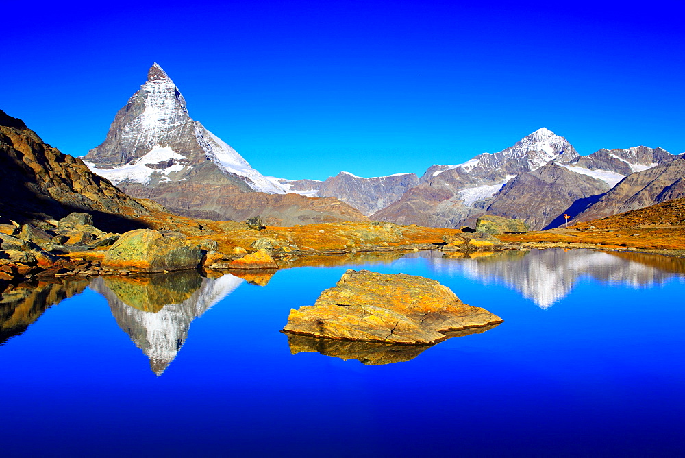 Matterhorn reflecting in mountain lake, Wallis, Schweiz