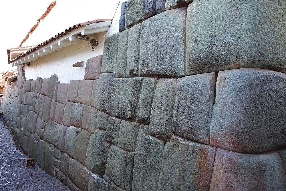 Wall of house made up of part Inca craftmanship and part Spanish workmanship, Cuzco, Peru, South America