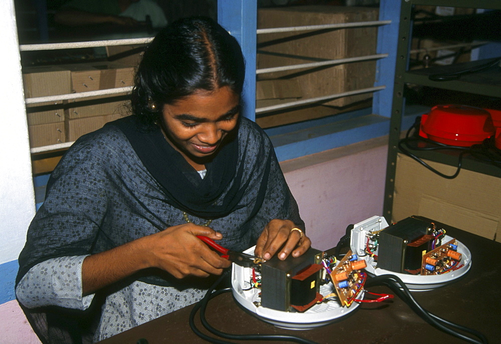 India - women - labour: woman making voltage stabilizers, kerala