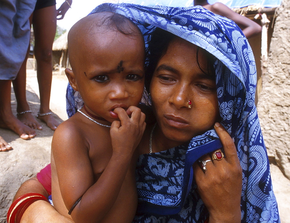 India - disasters: mother & child who lost their home after a cyclone, orissa