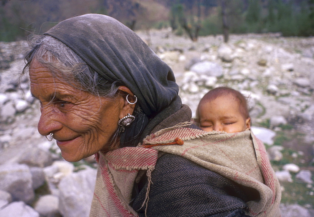 India woman and child valley himachel pradesh