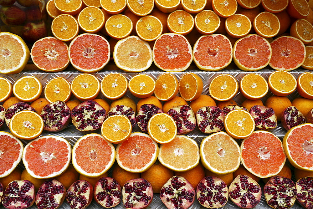 TURKEY The Spice Bazaar of Istanbul. Oranges