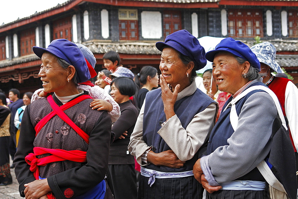 China naxi minority, enjoying a street performer, lijian, yunnan province.