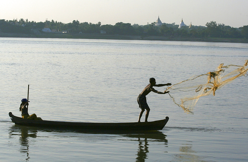 Myanmar fishing on irrawaddy (ayeyarwady) river, mandalay 