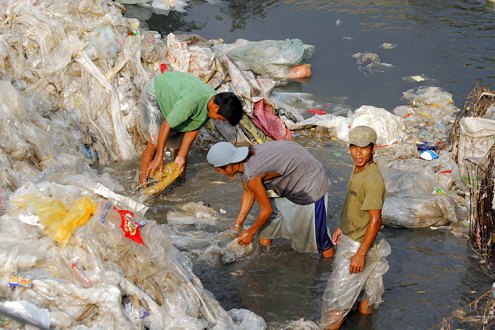 Philippines scavengers at work on garbage tip at bagong silangan, quezon city, manila