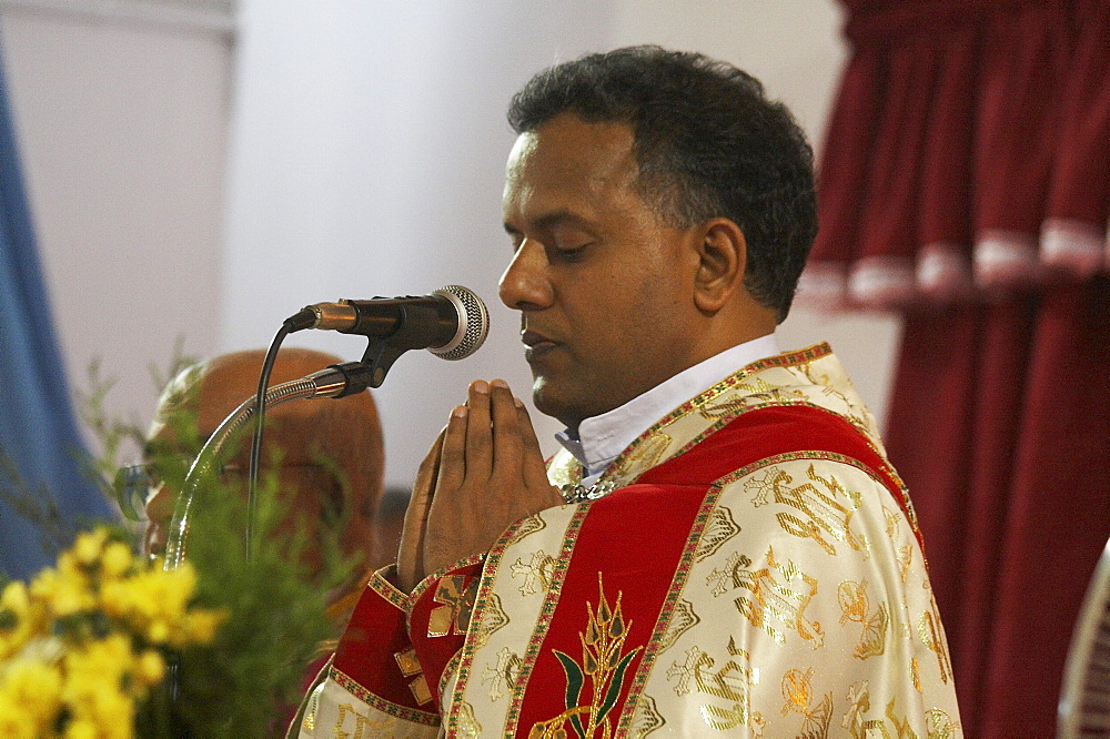 India. Father jose thottakara, syro-malabar catholic parish priest, celebrating sunday mass, saint georges church, ernakulum, kerala. 2007   