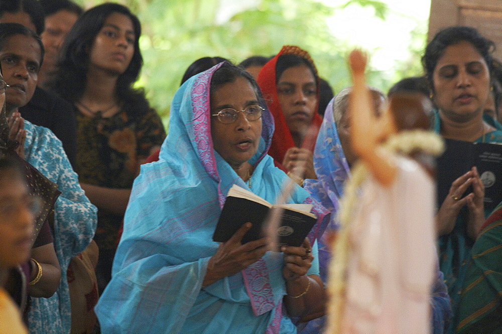 India. Syro-malabar catholic parish celebrating sunday mass, saint georges church, ernakulum, kerala