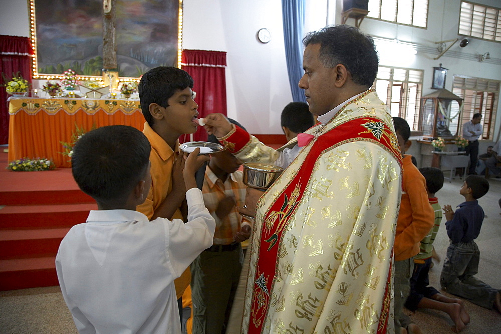 India. Father jose thottakara, syro-malabar catholic parish priest, celebrating sunday mass, saint georges church, ernakulum, kerala. 2007   