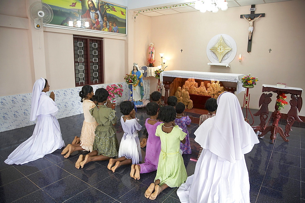 India. Nuns and girls at prayer. Mary matha bala bhavan, a girls orphanage run by syro-malabar catholic missionary sisters of mary immaculate (msmi), chamal village, thamarassery diocese, khozikode, kerala. 2007   