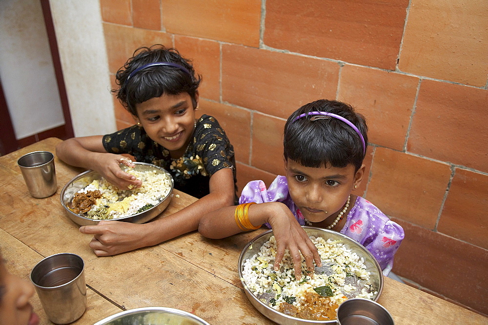 India. Mealtime at the mary matha bala bhavan, a girls orphanage run by syro-malabar catholic missionary sisters of mary immaculate (msmi), chamal village, thamarassery diocese, khozikode, kerala. 2007   