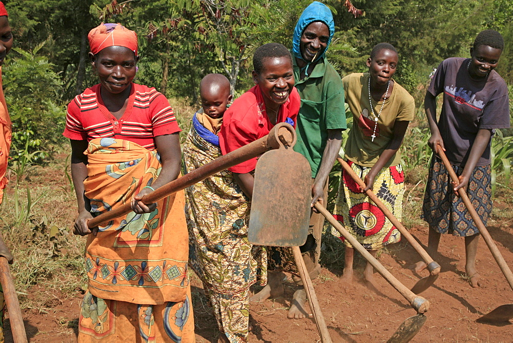 Burundi agakura, a youth agricultural project in gitera. Group of farmers who are associated with agakura doing communal work on farmland.