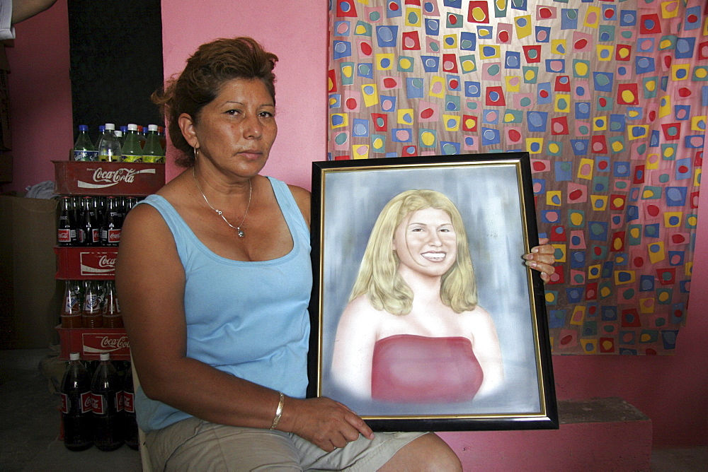 Mexico irma, a mother holding picture of her murdered daughter, esmeralda. Juarez, chihuahua