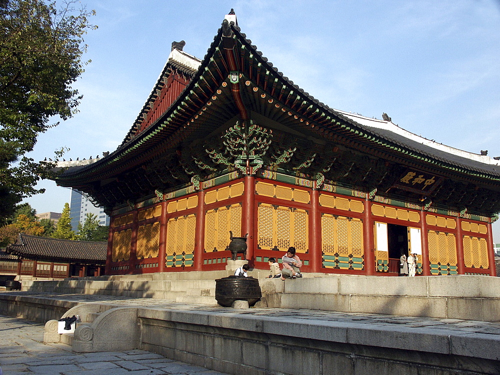 Korea - mother & children at the royal palace, seoul