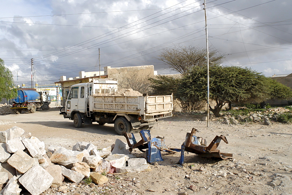 Somaliland, hargeissa, somaliland (officially soomaaliland in the somali language) is a de facto independent located in the horn of africa within the internationally recognized borders of somalia. On may 18, 1991, the people of somaliland declared independence from somalia however it was not recognised by any other country or international organisaion. The of somaliland consists of five administrative regions with governor as highest ranking leader of each region