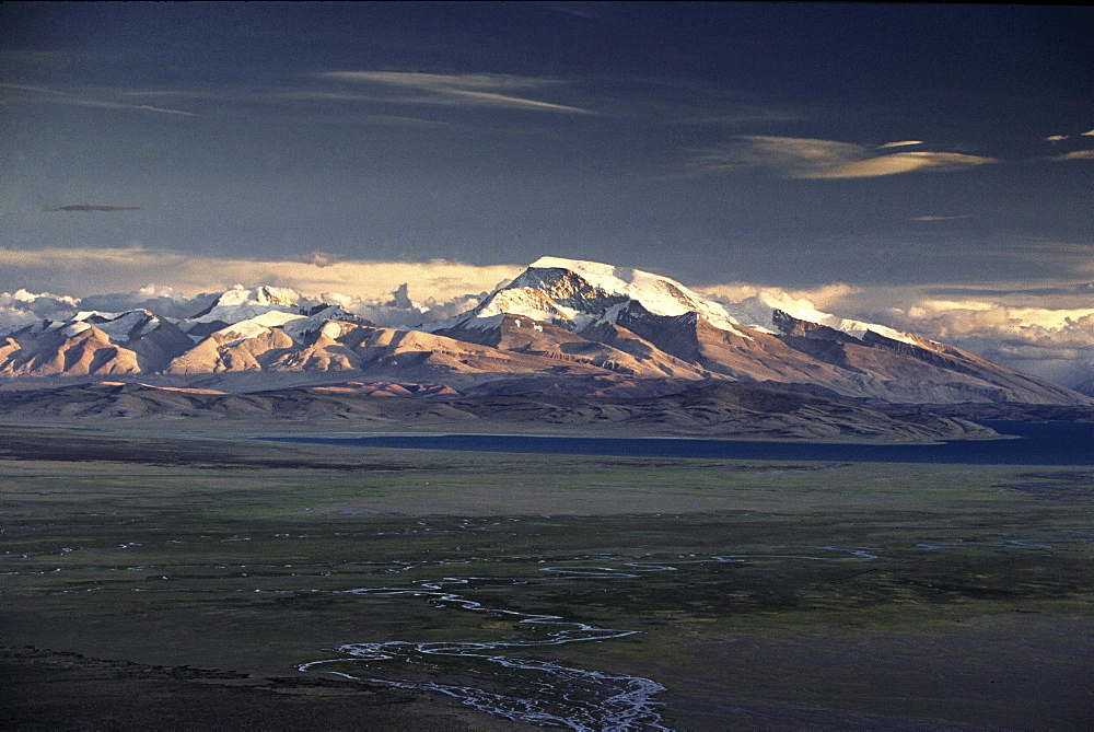 Gurla mandata. Tibet. Symbolizing interpenetration of phenomena, sacred sites in tibet often places where male female elements in landscape joined-a mountain a lake, example