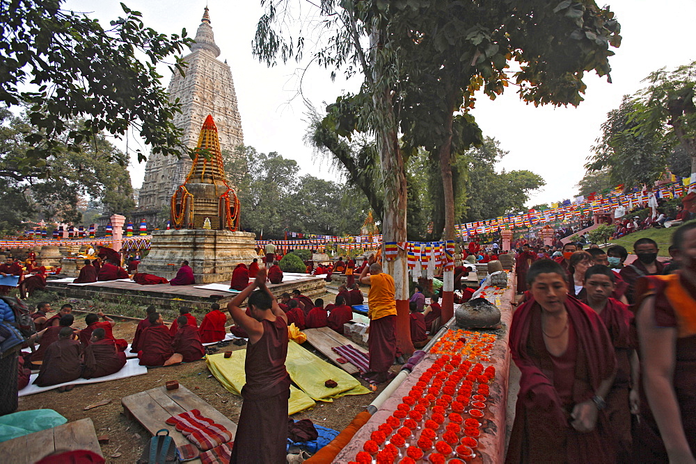 Buddhist monks prostrating at maha bodhi temple complex in bodhgaya. Prostration is a gesture used in buddhist practice to show reverence to the triple gem (comprising the buddha, his teachings, and the spiritual community) and other objects of veneration. Kalachakra initiation in bodhgaya, india  