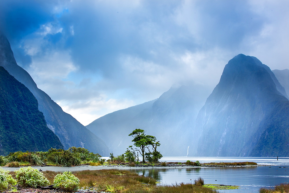 Milford Sound, Fiordland National Park, UNESCO World Heritage Site, Piopiotahi Marine Reserve, South Island, New Zealand, Pacific