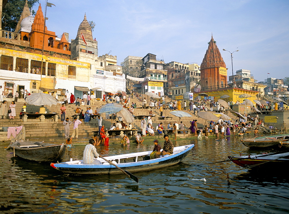 Hindu sacred river Ganges (Ganga) at Dasasvamedha Ghat, Varanasi (Benares), Uttar Pradesh state, India, Asia