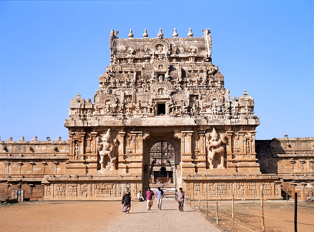 Second entrance gate to Brihadisvara Temple, dating from early Chola period of King Rajendra I between 985 and 1012 AD, UNESCO World Heritage Site, Thanjavur (Tanjore), Tamil Nadu state, India, Asia