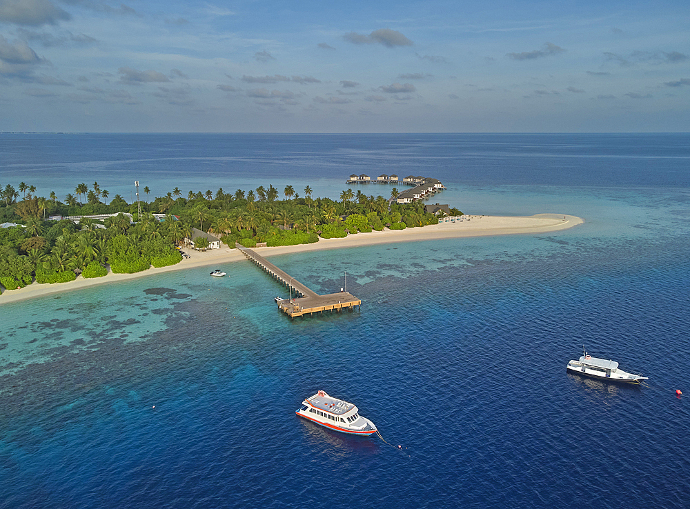 The shoreline and beach of a tropical paradise island in the Maldives: Havodda Island, Gaafu Dhaalu atoll, in the Maldives' far south, in the Indian Ocean.
